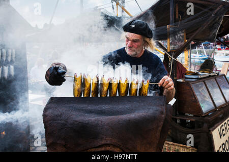 Un pescatore di fumare pesce (aringa) in Honfleur sulla Côte Fleurie in Normandia, Francia Foto Stock