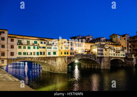 Il Ponte Vecchio è una pietra medievali chiuso-spandrel arco ponte sopra il fiume Arno, a Firenze, Italia Foto Stock