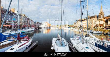 Il porto di Honfleur sulla Côte Fleurie in Normandia, Francia Foto Stock