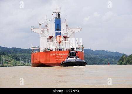 Rimorchiatore a traino rimorchio, tuging una grande tankship, Panama Panama Canal Foto Stock
