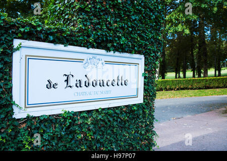 L'ingresso al castello di Nozet Domaine de Ladoucette vicino al villaggio di Pouilly-sur-Loire nella Valle della Loira, Francia Foto Stock