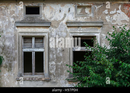 Vecchia finestra nella parete in rovina di un antico maniero Foto Stock