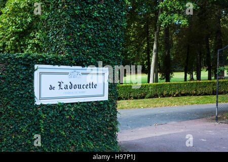 L'ingresso al castello di Nozet Domaine de Ladoucette vicino al villaggio di Pouilly-sur-Loire nella Valle della Loira, Francia Foto Stock