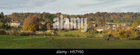 Bourton sulla collina in autunno al tramonto. Cotswolds, Gloucestershire, Inghilterra. Vista panoramica Foto Stock