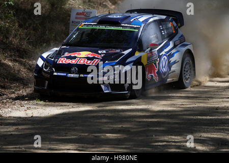 Coffs Harbour, Australia. Xix Nov, 2016. Jari-Matt Latbala (FIN) e co-driver Iikka Anttila (FIN) guidare i loro #2 Motorsport Volkswagen Polo R durante la terza giornata del Rally Australia, il XIV e il round finale del 2016 FIA World Rally Championship. Credito: Hugh Peterswald/Pacific Press/Alamy Live News Foto Stock