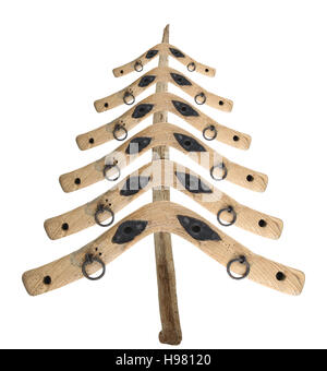 Bizzarro albero di Natale dal vecchio gioghi di un pezzo di legno su sfondo bianco Foto Stock