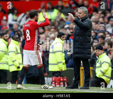 Il Manchester United Juan Mata (sinistra) stringe la mano del Manchester United manager Jose Mourinho come egli si stacca durante il match di Premier League a Old Trafford, Manchester. Foto Stock