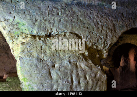 Catacomba di Senebardo, incisioni, in Palazzolo Acreide, Sicilia Foto Stock