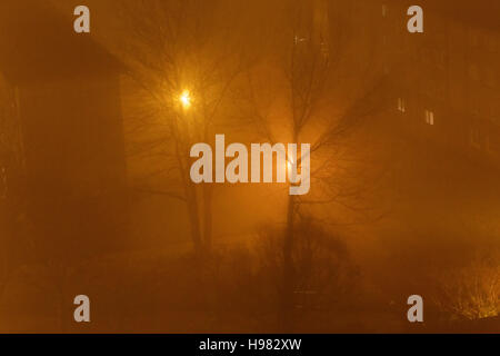 Notte di Nebbia di Glasgow misty tenements condizioni sulla scatola station wagon dopo la mezzanotte Foto Stock