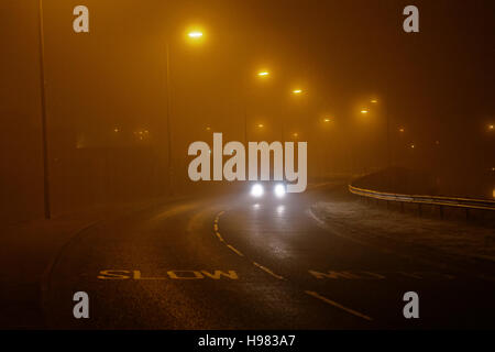 Notte di Nebbia di Glasgow misty condizioni di traffico auto di guida Foto Stock