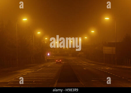 Notte di Nebbia di Glasgow misty condizioni di traffico auto di guida Foto Stock