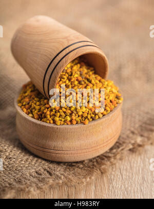 Polline dei fiori in un vaso di legno, stile rustico Foto Stock