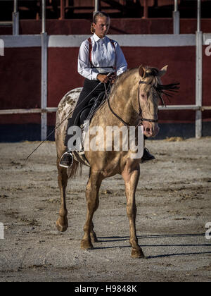 A Alhama de Granada, Spagna - 9 Settembre 2016: Tradizionale spagnolo a cavallo durante una fiesta Foto Stock