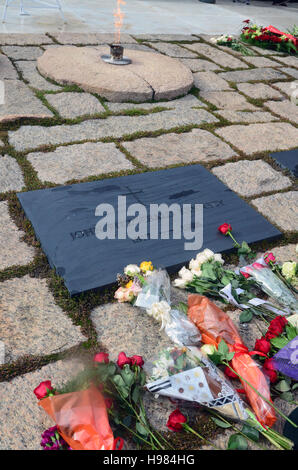 Fiori contrassegnare la tomba del Presidente John F. Kennedy presso il Cimitero Nazionale di Arlington, nel cinquantesimo anniversario del suo assassinio, Novembre 22, 1963 Foto Stock