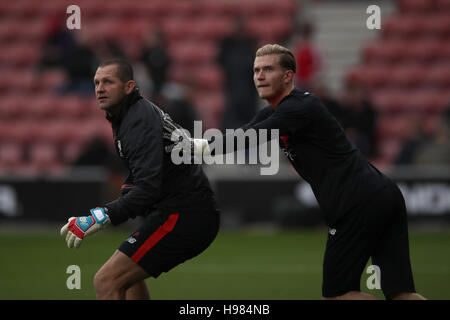 John Achterberg e il portiere di Liverpool Loris Karius durante la partita della Premier League al St Mary's Stadium di Southampton. PREMERE ASSOCIAZIONE foto. Data immagine: Sabato 19 novembre 2016. Vedi la storia della PA DI SOUTHAMPTON. Il credito fotografico dovrebbe essere: Nick Potts/PA Wire. RESTRIZIONI: Nessun utilizzo con audio, video, dati, elenchi di apparecchi, logo di club/campionato o servizi "live" non autorizzati. L'uso in-match online è limitato a 75 immagini, senza emulazione video. Nessun utilizzo nelle scommesse, nei giochi o nelle pubblicazioni di singoli club/campionati/giocatori. Foto Stock