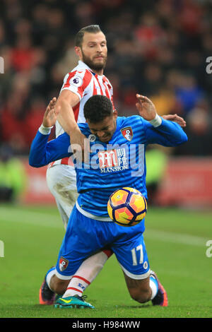 AFC Bournemouth's Joshua King (destra) e Stoke City's Erik Pieters battaglia per la palla durante il match di Premier League a Bet365 Stadium, Stoke-on-Trent. Foto Stock