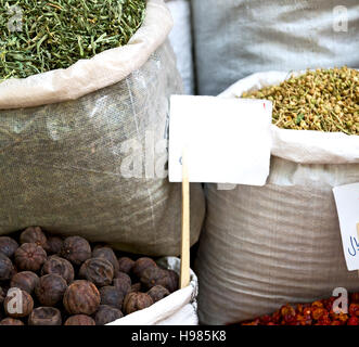 La sfocatura in iran bazaar vecchio mercato spice ingrediente per alimenti erbe esotiche Foto Stock