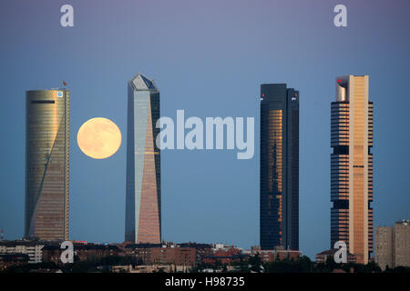 Madrid, Spagna il quartiere finanziario skyline con la luna piena Foto Stock