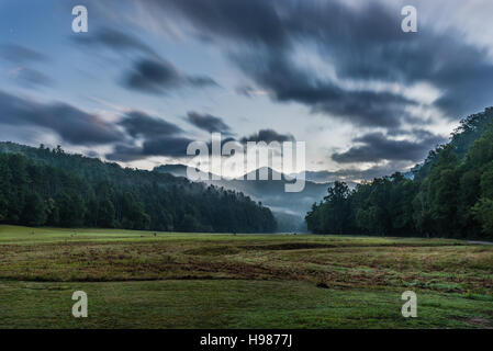 Striature sulle nuvole sulla valle remota a sunrise in Carolina del Nord le montagne Foto Stock