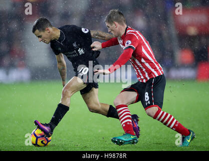 Philippe Coutinho di Liverpool e Steven Davis di Southampton lottano per la palla durante la partita della Premier League al St Mary's Stadium di Southampton. PREMERE ASSOCIAZIONE foto. Data immagine: Sabato 19 novembre 2016. Vedi la storia della PA DI SOUTHAMPTON. Il credito fotografico dovrebbe essere: Nick Potts/PA Wire. RESTRIZIONI: Nessun utilizzo con audio, video, dati, elenchi di apparecchi, logo di club/campionato o servizi "live" non autorizzati. L'uso in-match online è limitato a 75 immagini, senza emulazione video. Nessun utilizzo nelle scommesse, nei giochi o nelle pubblicazioni di singoli club/campionati/giocatori. Foto Stock