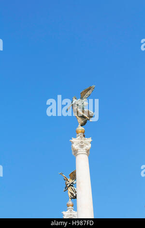 Vista della donna alata statue Altare della Patria in Roma. Grand marmo, tempio classico in onore di Italia del primo re e la prima guerra mondiale i soldati Foto Stock