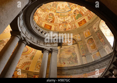 A Caprarola, Italia, entrando all'interno di Palazzo Farnese, una sontuosa villa del 1500 costruito dalla famiglia Farnese Foto Stock