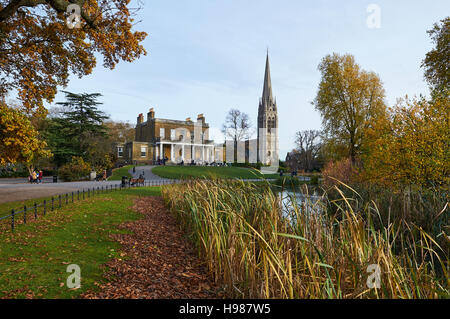 Clissold Park, Stoke Newington, a nord di Londra nel tardo autunno, con Clissold House e St Mary's nuova chiesa Foto Stock