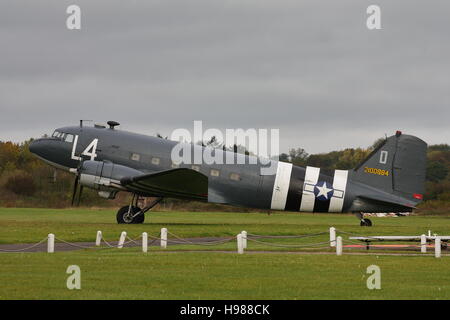 Douglas C-47A Skytrain, versione militare del DC-3 Dakota,in USAAF D-Day iscrizioni parcheggiato a White Waltham Foto Stock