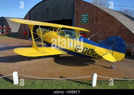 Pitts Special G-ODDS parcheggiato a White Waltham Airfield nella parte anteriore di un hangar Foto Stock