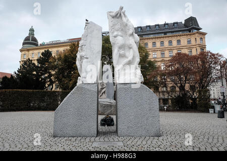 Un monumento contro la guerra e il fascismo, creato da alfred Hrdlicka, sul display in Albertinaplatz, Vienna, Austria. Foto Stock