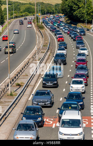 Auto in coda sulla A23 per entrare in Brighton. Foto Stock