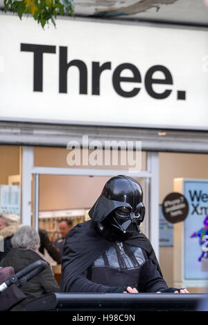 Darth Vader, personaggio Star Wars al di fuori tre Mobile Phone Shop, REGNO UNITO Foto Stock