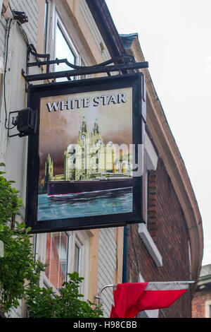 Vecchio stile pub pensili segno, Liverpool, Merseyside, Regno Unito Foto Stock