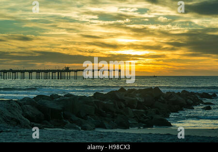 Vista tramonto dalla spiaggia dell'oceano. San Diego, California, Stati Uniti d'America. Foto Stock