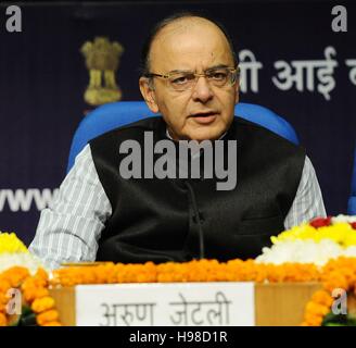 Unione indiana il Ministro delle finanze e degli Affari sociali, Arun Jaitley affronta i redattori economici Conferenza Novembre 10, 2016 a New Delhi, India. Foto Stock