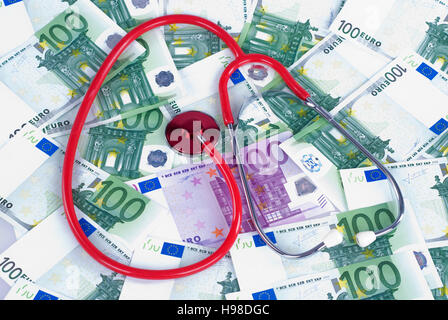 Stetoscopio, banconote, immagine simbolica per i costi della salute Foto Stock