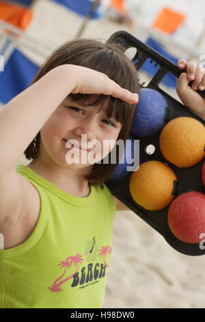 Bambina, bocce Foto Stock