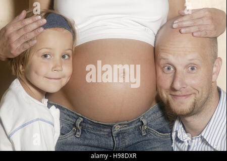Bambina, donna incinta, uomo Foto Stock