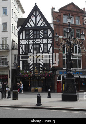 Il George Pub in Fleet Street, vecchia casa in legno e muratura, costruito nel 1723, Londra, Regno Unito, Europa Foto Stock