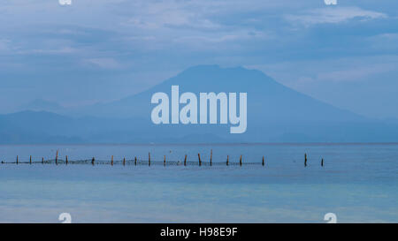 Bellissima vista serale a San Agung Vulcano di Bali da Nusa Penida Isola, Net di fronte alcune nuvole in background Foto Stock