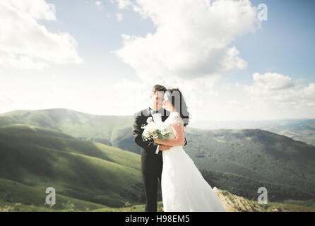 Kissing sposi in soggiorno nel bellissimo paesaggio Foto Stock