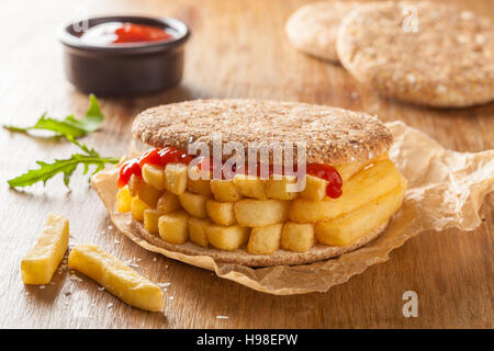 Chip Butty sandwich con patatine o patate fritte e ketchup Foto Stock