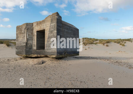 Old German bunker sulla isola di Terschelling nei Paesi Bassi, parte della Atlantic Wall, un di più di 5000 chilometri lungo la linea di difesa, Foto Stock