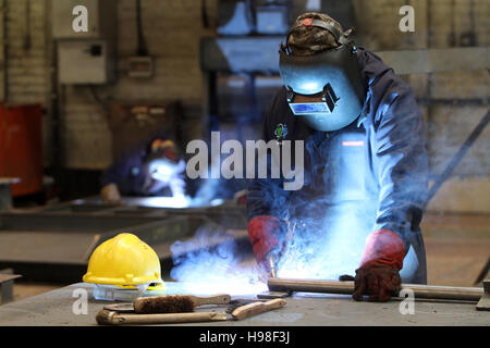 Saldatrice a lavorare in cantiere Foto Stock