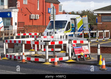 National Grid furgoni partecipando a emergenza perdita di gas, Southport, Regno Unito Foto Stock