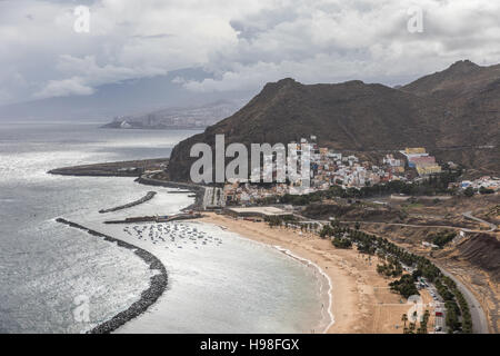 Vista aerea della spiaggia di Las Teresitas e il villaggio di San Andres Foto Stock