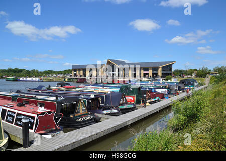 Mercia Marina, il più grande d'Europa la navigazione marina appena fuori il Trent e Mersey Canal nel Derbyshire vicino al villaggio di Willington. Foto Stock