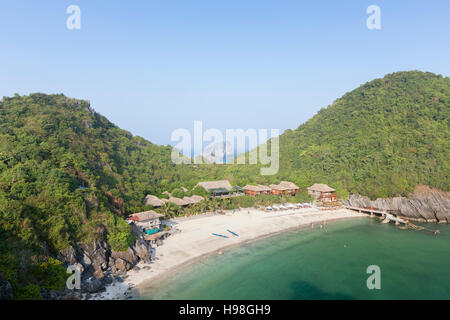 Monkey Island resort su questa piccola spiaggia su monkey island, Cat Ba National Park, Lan Ha,Baia di Halong Bay, Vietnam Foto Stock