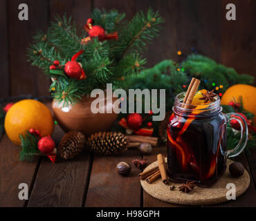 Natale vin brulé e spezie. Sfondo di natale. Foto Stock