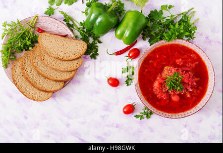 Tradizionale Russo Ucraino borscht vegetale zuppa su sfondo chiaro. Vista superiore Foto Stock